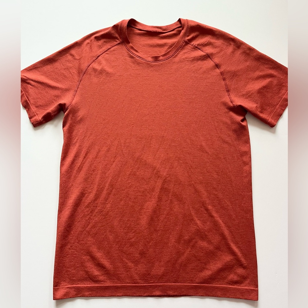 lululemon athletica Men’s Metal Vent Shirt Sleeve 2.0   ATRD/AZBR -Size S